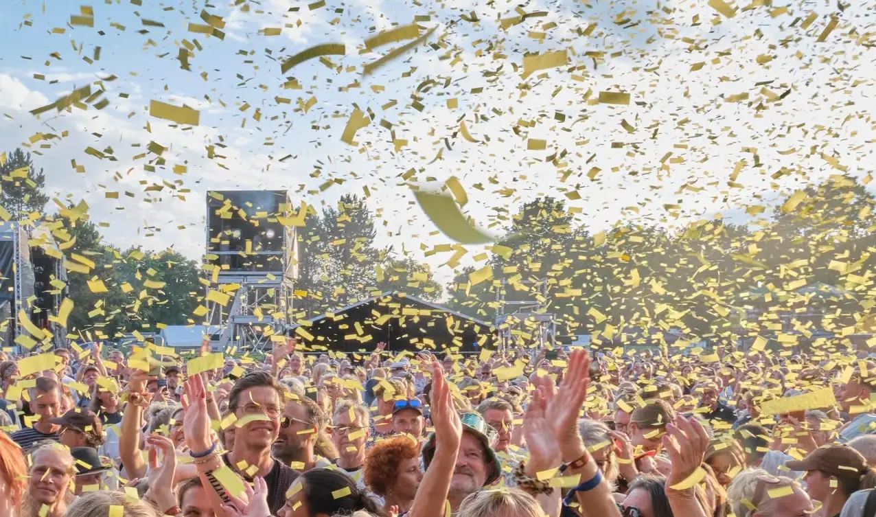 Konfetti og glade festivalgæster på Samsø Festival